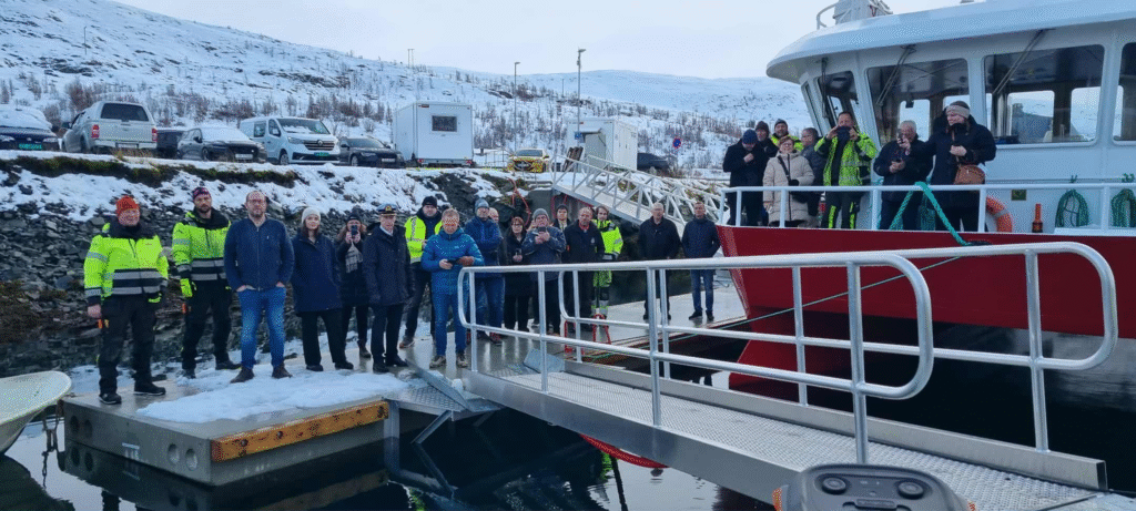 Bilde av folk samlet for åpningen av Kvalsund fiskerimarina