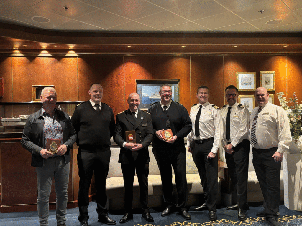 Bilde fra Crest sermoni ombord på Aurora